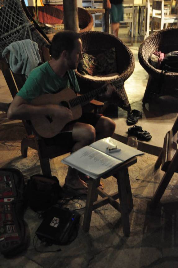 Alexis dá show com seu violão no hotel em San Juan del Sur, na Nicarágua